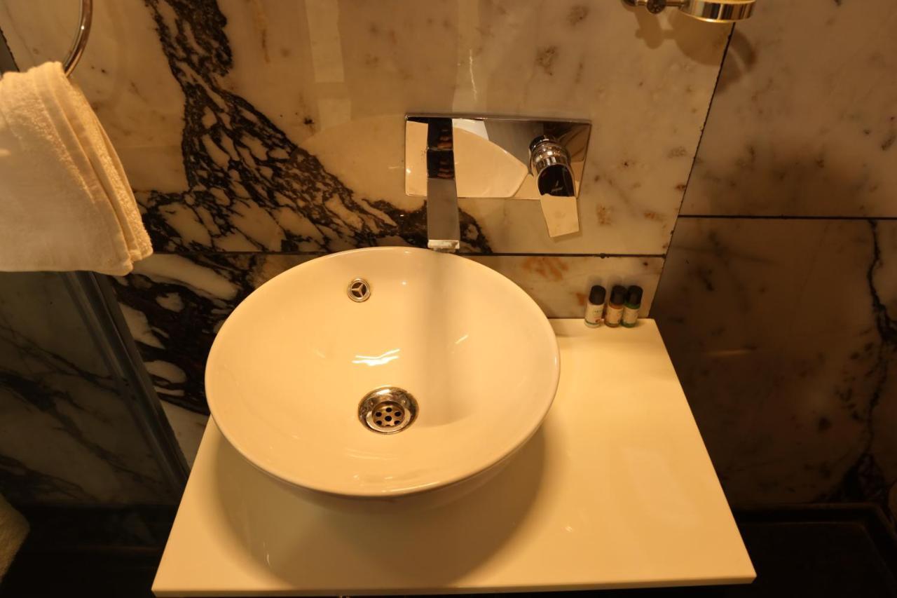 Vaabi Saabi Hotel Гургаон Экстерьер фото
